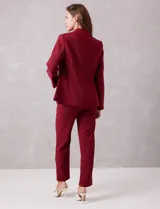 Blazer sastrero entallado color beige, con cuello de solapa, cierre frontal con un botón a tono y hombreras estructuradas. Presenta bolsillos laterales con solapa y forro interno.