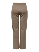 Pantalón recto color marrón, de tiro medio con trabillas para cinturón y cierre frontal con cremallera y gancho.