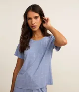 Blusa de pijama de viscosa color celeste con estampa de cuadrícula (grid) blanca, cuello redondo y mangas cortas.