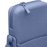 Bolso tipo bandolera Havaianas, confeccionado en silicona con textura de granos característica de la marca. Cuenta con una correa ajustable de tela con el logo de Havaianas estampado y cierre superior.