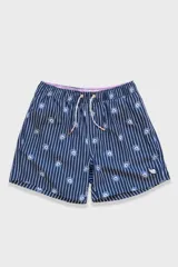 Short de baño azul marino con rayas verticales blancas y estampado de flores azules. Cuenta con cintura elástica con cordón regulable, bolsillos laterales y bolsillo trasero con cierre.