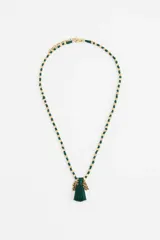 Collar largo con diseño de cuentas doradas intercaladas en un cordón negro, finalizado con una borla negra central.