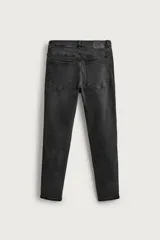Jeans skinny cropped fit de corte ajustado y tiro medio, con diseño de cinco bolsillos y efecto lavado.