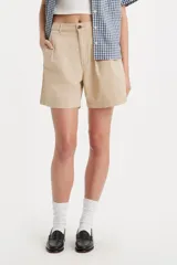 Short de corte sastrero en color beige, con diseño de pinzas frontales, cierre de botón y bragueta, y bolsillos laterales.