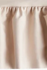 Short pollera de tiro medio con diseño de volado en el ruedo y cierre lateral oculto.