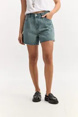 Short de jean de calce amplio, color azul con lavado medio, pinzas delanteras y ruedo desflecado.