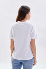 Remera de manga corta color blanco con cuello redondo y estampa frontal de flores en acabado metalizado color cobre.