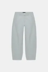 Pantalón de tiro medio confeccionado en hilatura con mezcla de algodón, con diseño de rayas diplomáticas. Presenta bolsillos laterales ocultos en costura, pierna ancha y cierre frontal con cremallera y botón.