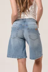 Bermuda de jean celeste con lycra y mini roturas.
