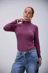 Polerita básica de manga larga color violeta, con cuello alto y tejido acanalado.