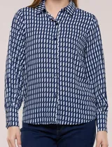 Camisa de rayón con estampado geométrico en azul y blanco, de manga larga con puños anchos abotonados y cuello camisero tradicional.