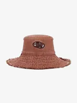 Sombrero tipo bucket color marrón con efecto desteñido, ala ancha con detalles de pespuntes y deshilachado en el borde, y logo de la D ovalada recortado y bordado en el frente.