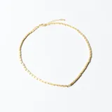 Gargantilla dorada con eslabones rectangulares pequeños y cierre de mosquetón con cadena de alargue.