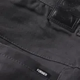 Pantalón gris de corte recto, con cierre de botón y cremallera, y bolsillos laterales.
