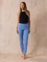 Pantalón celeste en gabardina elastizada marca Zac & Rachel. Pretina ancha con faja interna modeladora. Largo de pierna con costura frontal pespunteada. Trasera con bolsillos ojal simulados.