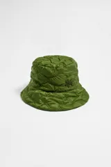 Gorro tipo bucket verde militar de nylon acolchado con costuras en forma de rombos y logo bordado en el lateral.