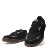 Championes urbanos Caterpillar modelo Pause Retro Canvas, con diseño de inspiración retro. Presentan una capellada que combina lona resistente y gamuza en tonos negro y gris, con suela de goma color marrón con textura hexagonal y logo de la marca en el lateral y la suela.