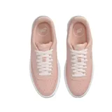 Championes Nike Court Vision Alta de mujer, con diseño de plataforma elevada y parte superior de cuero sintético texturizado en color rosado. Presenta el logo de la marca en el lateral, cierre con cordones y suela de goma blanca.