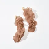 Aros colgantes color marrón con forma de pétalos y cadena dorada.