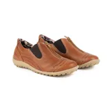 Zapato deportivo de cuero color beige, con perforaciones decorativas, elásticos laterales y cierre frontal con cremallera. Suela de goma texturizada.