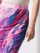 Falda midi cruzada de microtul estampado en tonos rosa, fucsia, celeste y azul. Pretina ancha elastizada y forro interno a tono. Marca Cable & Gauge.