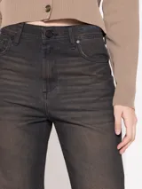 Pantalón de jean de corte recto color marrón con efecto desgastado.