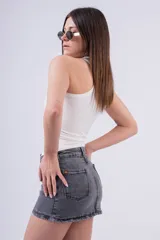 Musculosa blanca acanalada, de corte ajustado y escote redondo.