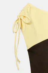 Top combinado de mezcla de algodón, con cuello recto y diseño sin mangas. Presenta un diseño bicolor en tonos amarillo claro y marrón oscuro, con frunces ajustables mediante cordones en los hombros.