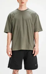 Remera de algodón premium color verde militar, con corte oversize, hombros caídos y cuello redondo.