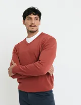 Sweater de punto con escote en V y manga larga, confeccionado en tejido acrílico con textura suave.