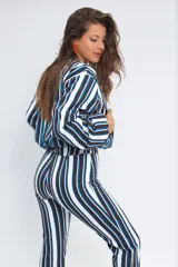 Campera tipo bomber corta, con cierre frontal, cuello a la base, bolsillos ojal y mangas largas abullonadas. Presenta un diseño estampado a rayas verticales en tonos azul, blanco y negro.