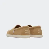 Alpargatas Toms Alp color marrón claro, con elástico en el empeine y suela de goma.