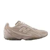 Championes New Balance modelo 204L de color beige, confeccionados con gamuza y malla, con el logo 'N' característico en los laterales y suela texturizada.