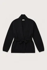 Saco de punto negro con cuello solapa, manga larga y lazo ajustable en la cintura.