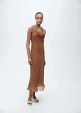 Vestido largo color marrón con cuello drapeado y tirantes anchos. Tejido con textura y diseño entallado. Ideal para eventos.