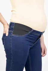 Jean chupín negro maternal, de tiro medio y con piezas elastizadas en los laterales al frente.