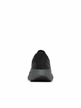 Championes de running Columbia modelo Konos Featherweight, color negro con suela gris oscuro. Presentan parte superior de malla tejida ultratranspirable, sistema de amortiguación Omni-MAX, entresuela TechLite+ para mayor retorno de energía y suela Omni-Grip para tracción en diversos terrenos.