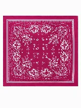 Pañuelo fucsia con diseño paisley y bordes estampados en blanco.