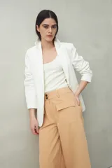 Pantalón wide leg de algodón color negro, de corte amplio y relajado. Presenta bolsillos delanteros con solapa y cierre frontal con botones.