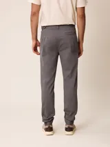 Pantalón bombacha de sarga azul marino, con pinzas en la cintura, bolsillos laterales y puños elásticos en los tobillos.