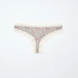 Pack de tres tangas de microfibra con detalles de encaje en los bordes superior e inferior. Incluye una tanga blanca con estampado floral en tonos marrones y burdeos, una tanga liso en color rosado y una tanga verde oscuro con estampado floral blanco.