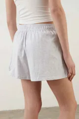 Short de pijama de algodón gris claro melange, con cintura elástica y diseño cómodo.