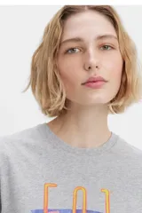 Remera gris de corte clásico con estampado frontal del logo de Levi's 501 en colores celeste, rosa y dorado.