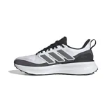 Championes Adidas Ultrarun 5, blancos con detalles en gris, negro y naranja. Capellada de malla transpirable, entresuela acolchada y suela de goma.