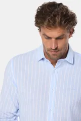 Camisa celeste con rayas verticales blancas, de lino y corte slim fit, con cuello clásico y cierre frontal con botones.