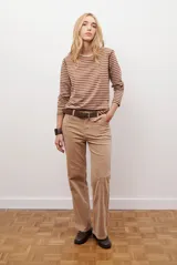 Pantalon de corte recto confeccionado en pana color beige, con cierre frontal, bolsillos laterales y presillas para cinturon.