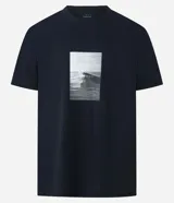 Remera negra de mangas cortas, confeccionada en media malla de algodón con cuello redondo y estampa photoprint de playa. Modelo cómodo de corte holgado.