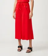 Pantalón pantacourt verde oliva de cintura alta con elástico, bolsillos laterales y lazo ajustable en la cintura.