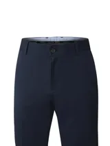 Pantalón de gabardina en color azul marino, de corte regular y tiro medio. Presenta cierre frontal con botón, bolsillos laterales y bolsillos traseros.