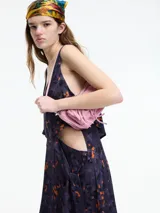 Vestido midi con estampado floral, lazo ajustable en la cadera y cut out en la cintura.